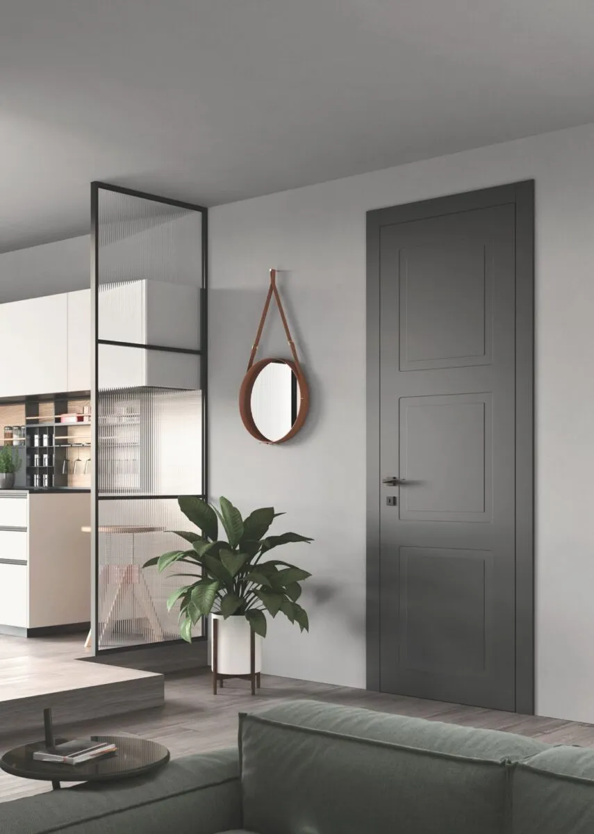 Porta interna grigia e parete vetrata in uno showroom